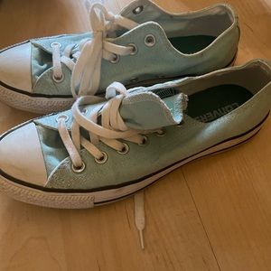 Size 8 woman’s converse light blue teal